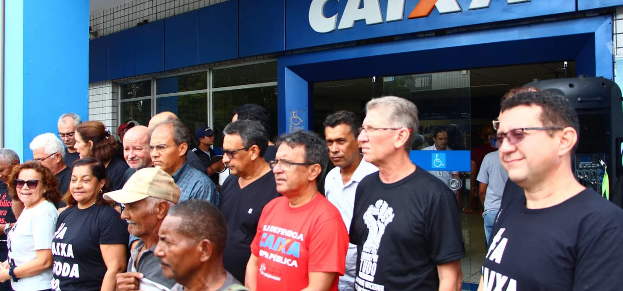 Bancários realizam ato na frente da Caixa Econômica Federal