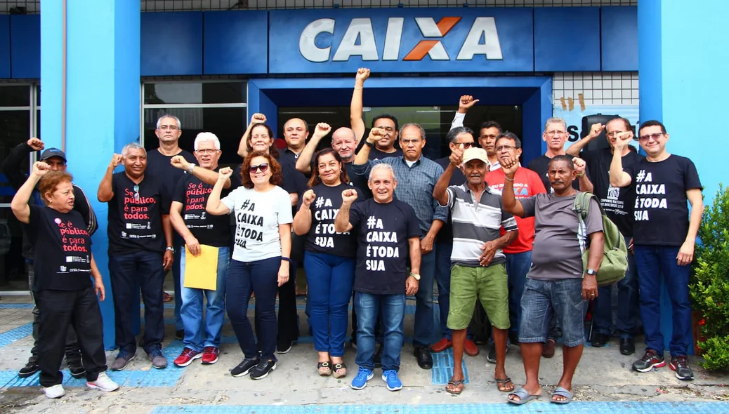 Bancários realizam manifestação contra programa de reestruturação da Caixa