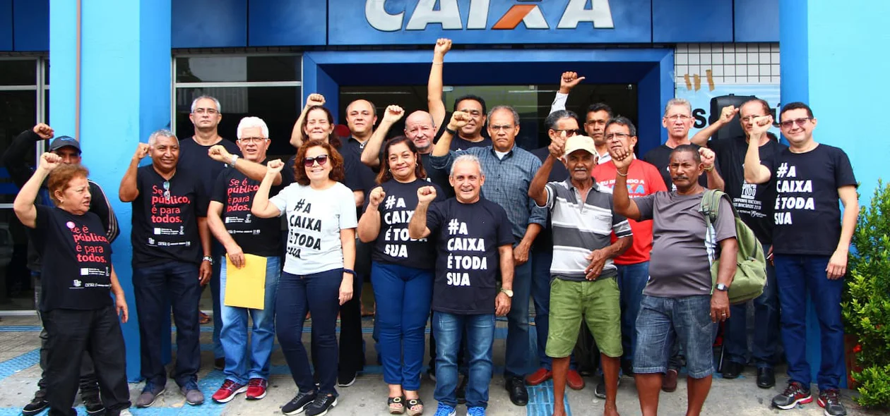 Bancários realizam manifestação contra programa de reestruturação da Caixa