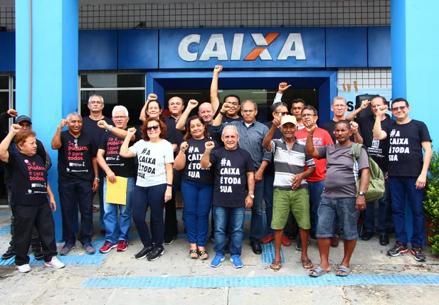 Bancários realizam manifestação contra programa de reestruturação da Caixa