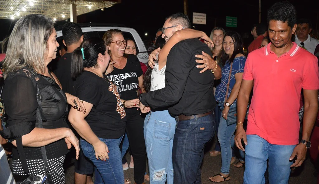 Correligionária abraça o Padre Walmir