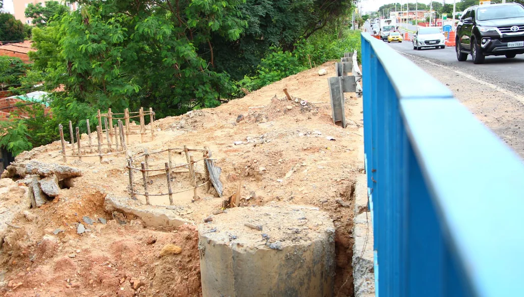 Obra de reforço na contenção do aterro da ponte Wall Ferraz