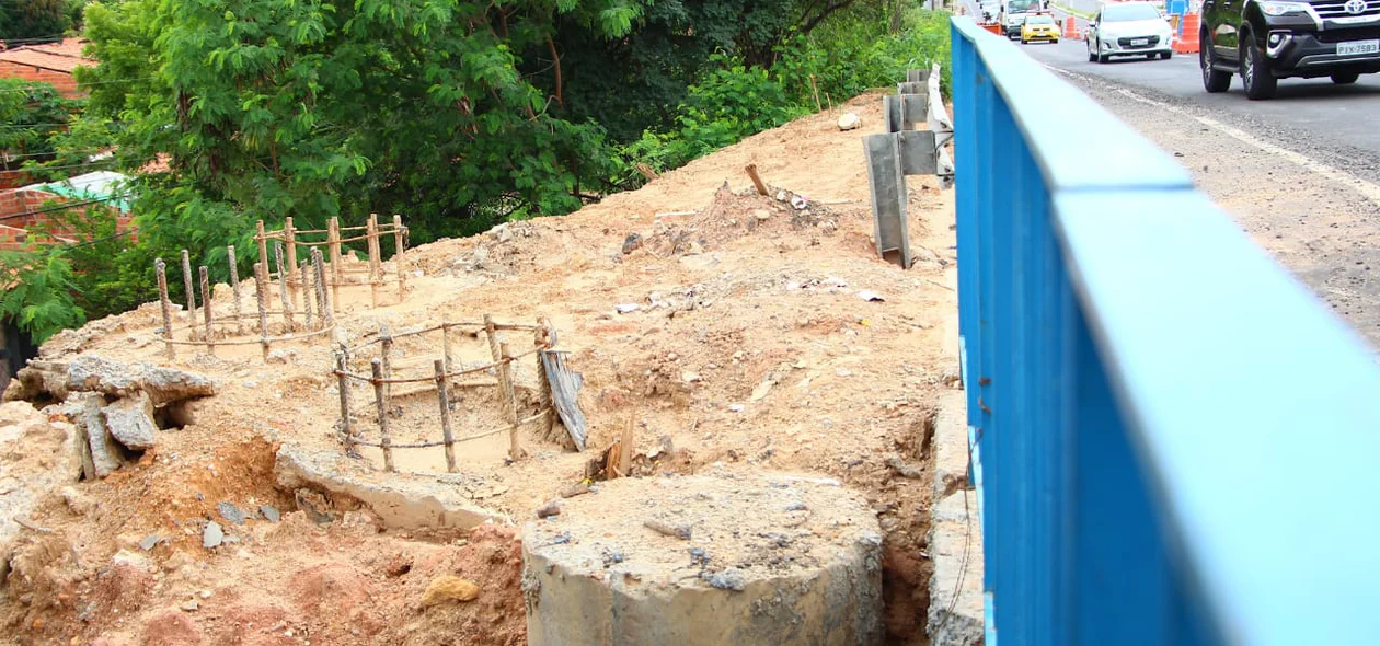 Obra de reforço na contenção do aterro da ponte Wall Ferraz