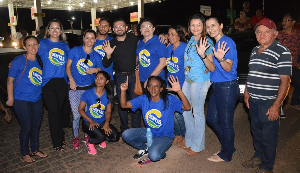 Padre Walmir com o pessoal da Semtas