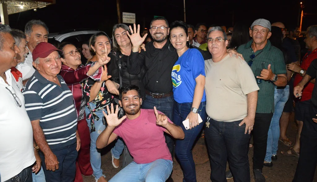 Padre Walmir posa com amigos e correligionários