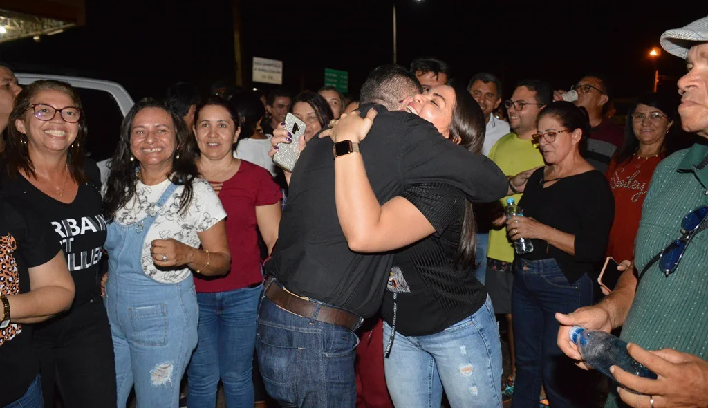 Padre Walmir recebe abraço de correligionária