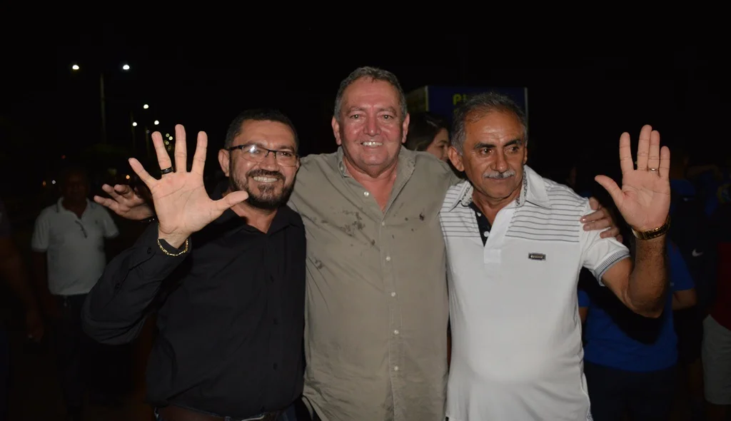 Prefeito com o secretário de Saúde Dr. Júnior e suplente de vereador, Antônio Moura