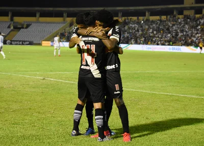 Vasco empata com Altos, mas segue na Copa do Brasil