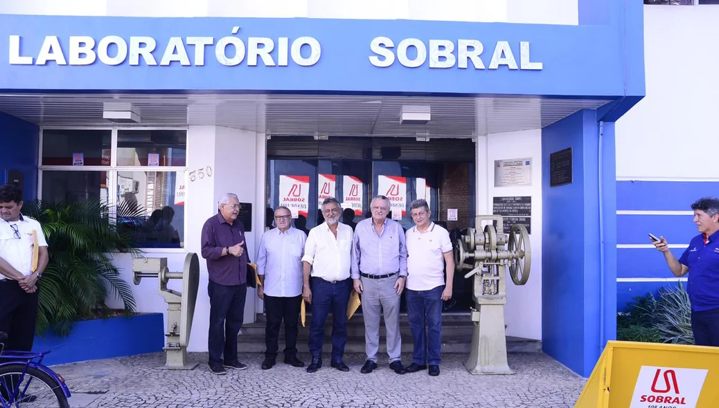 Zé Filho ao lado de autoridades