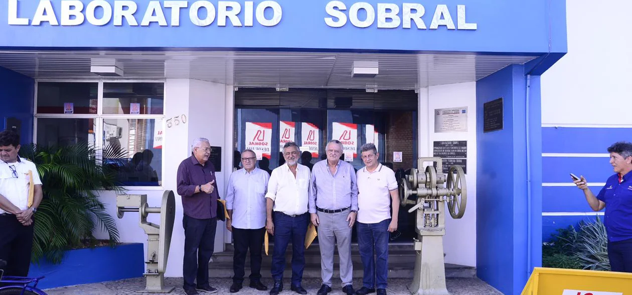 Zé Filho ao lado de autoridades