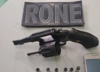 Arma encontrada com o suspeito 