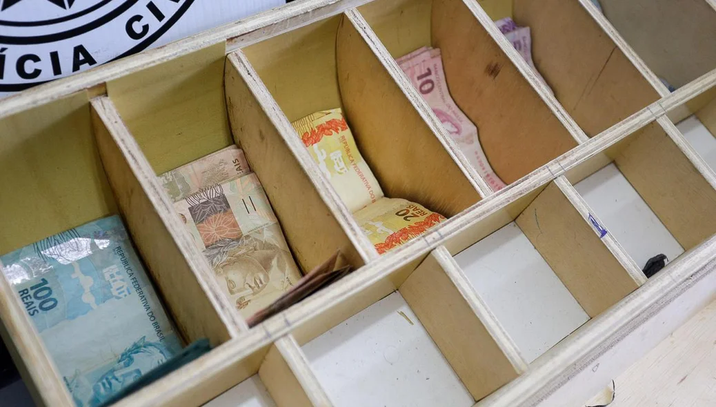 Caixa era utilizado para organizar dinheiro da venda da droga
