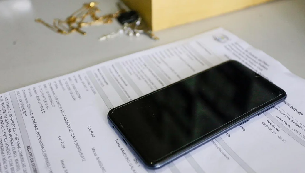 Policiais apreenderam celulares e outros pertences 