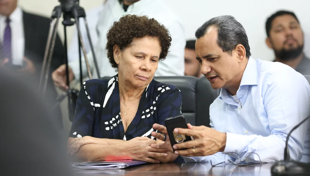 Regina Sousa olhando o aplicativo 
