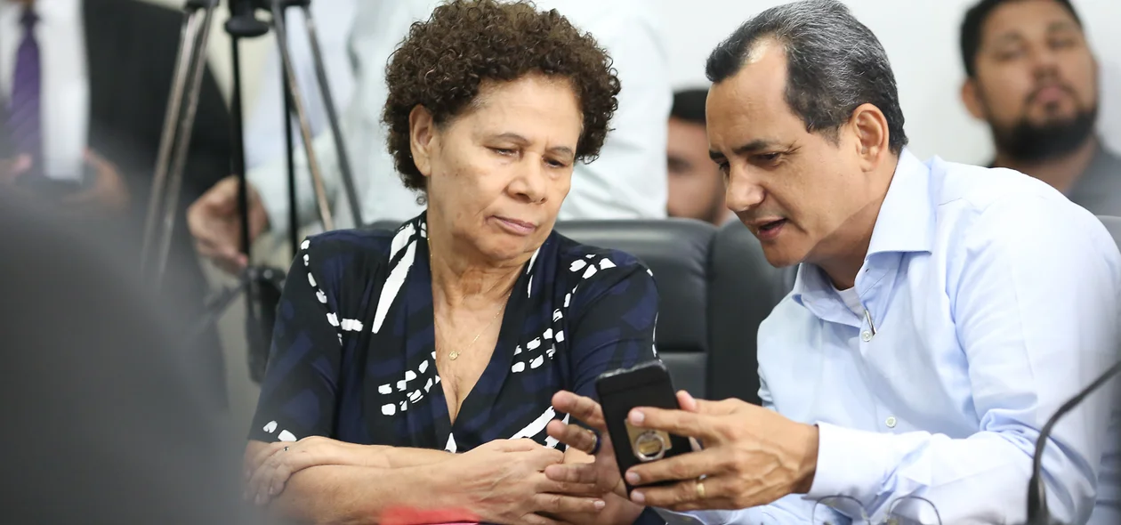 Regina Sousa olhando o aplicativo 