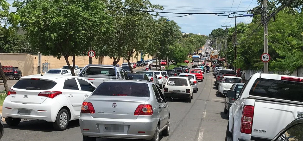 Trânsito no dia da inauguração do Mix Atacarejo