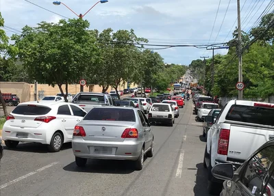 Trânsito no dia da inauguração do Mix Atacarejo