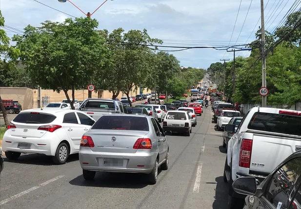 Trânsito no dia da inauguração do Mix Atacarejo