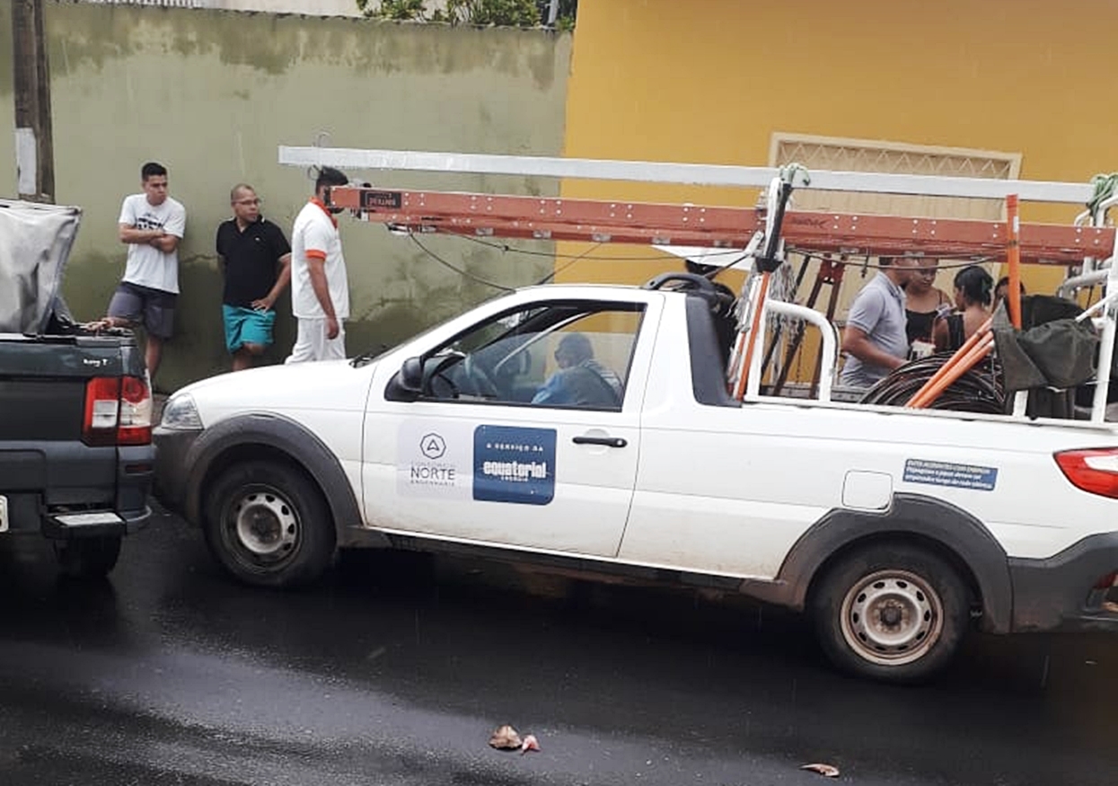 Carro da Equatorial bloqueado por populares