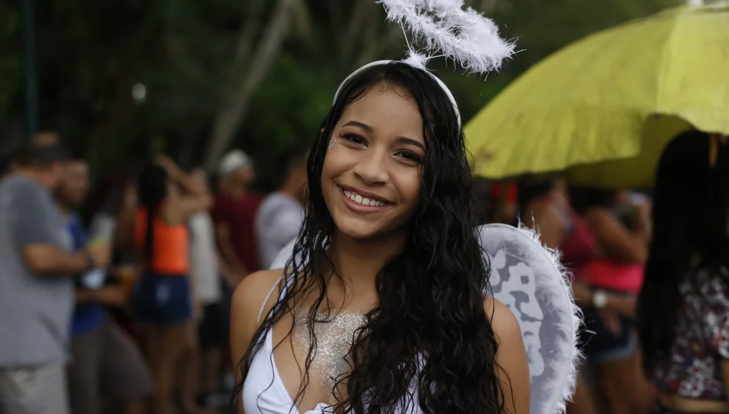 Jovem fantasiada de anjo no Corso de Teresina 2020