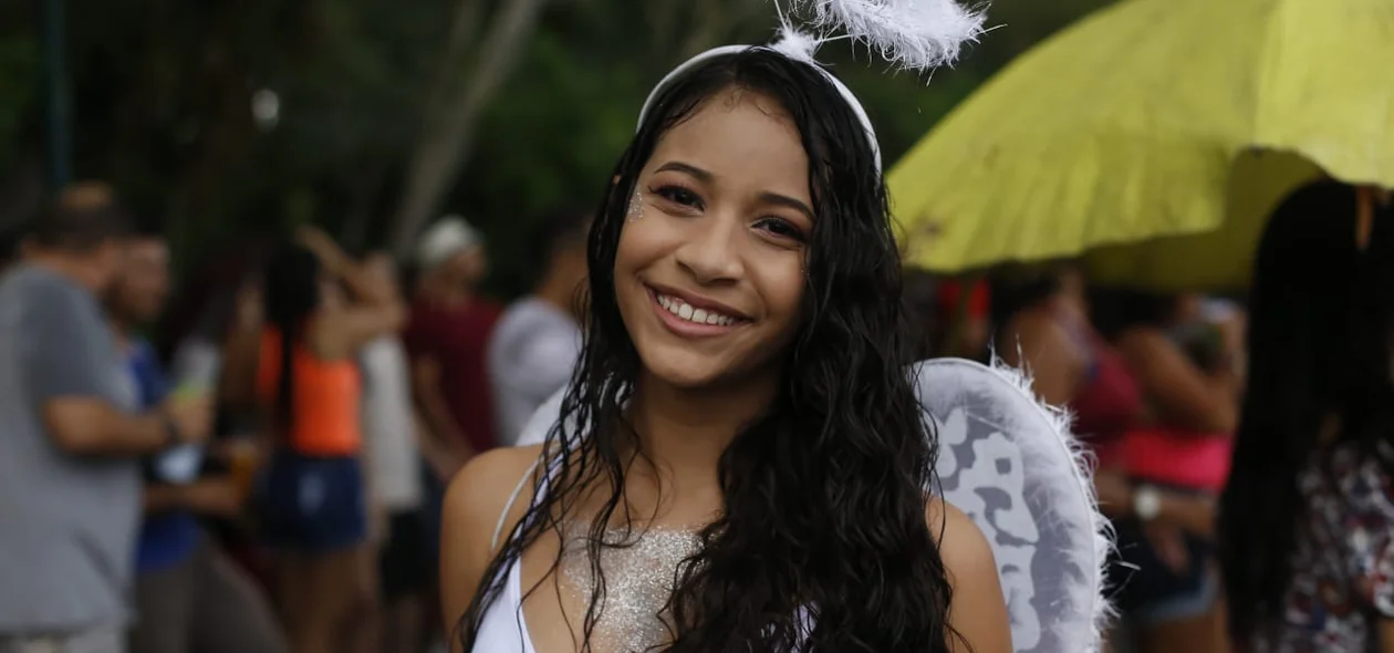 Jovem fantasiada de anjo no Corso de Teresina 2020
