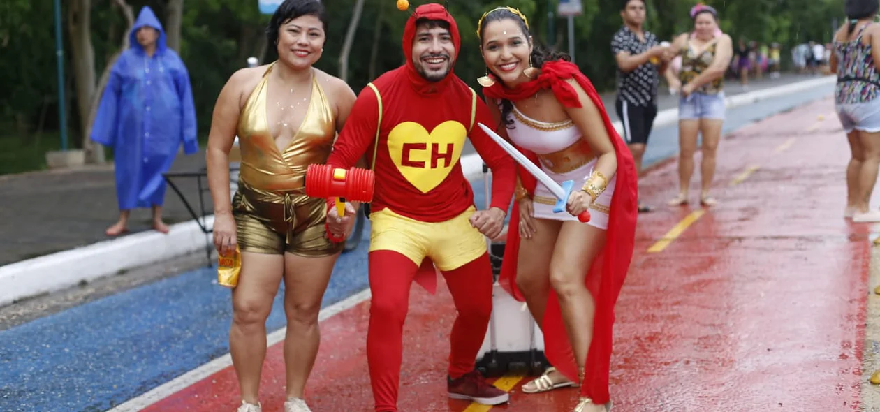 Trio fantasiado no Corso de Teresina 2020