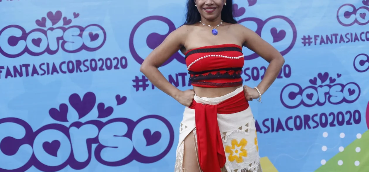 Jovem fantasiada de Moana no Corso de Teresina 2020