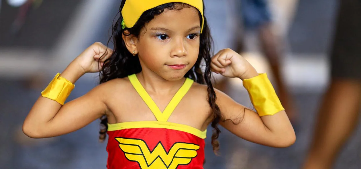 Criança fantasiada de Mulher Maravilha