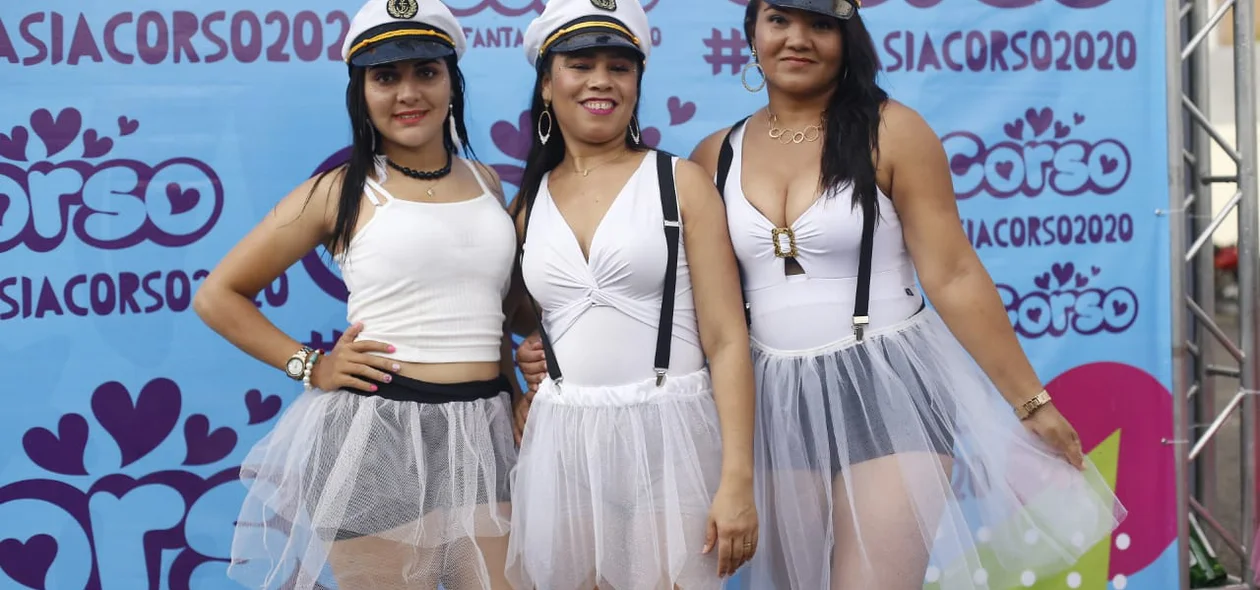 Amigas fantasiadas de policiais no Corso de Teresina 2020