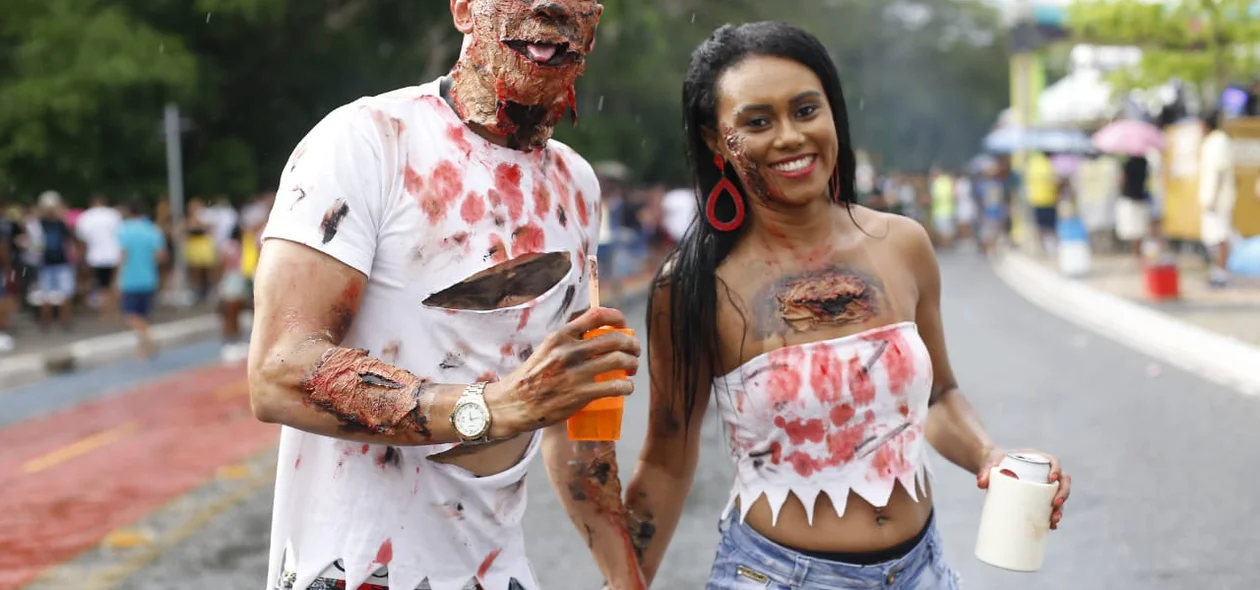 Casal fantasiado de Zumbi Corso de Teresina 2020