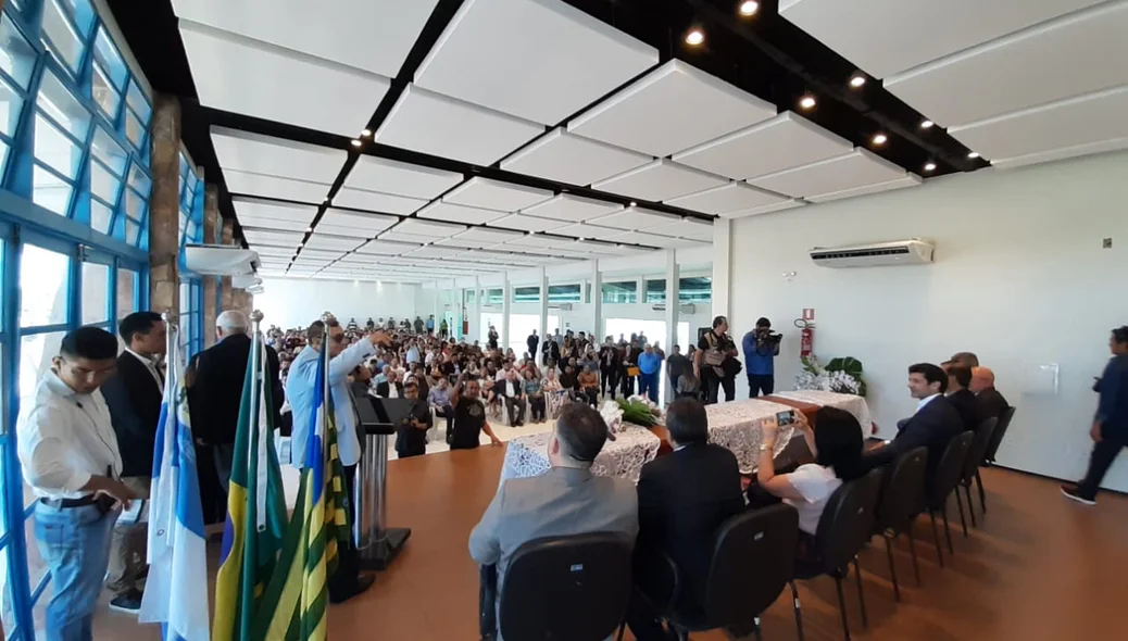 Prefeito Mão Santa discursa durante encontro