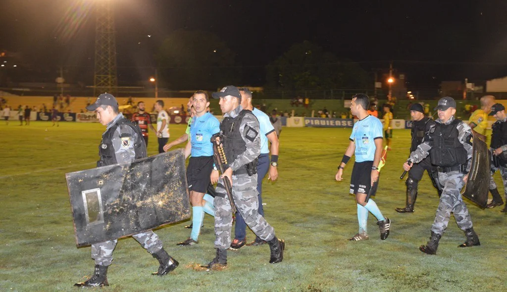 Árbitro deixa o gramado sob proteção policial