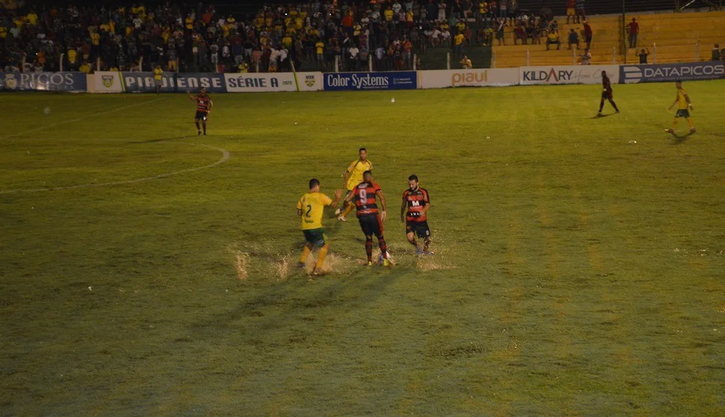 Gramado encharcado comprometeu o desempenho dos atletas