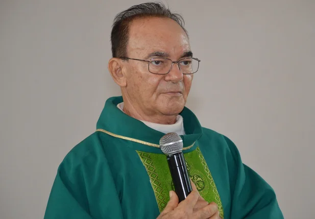Padre Chiquinho entrega Paróquia Nossa Senhora dos Remédios