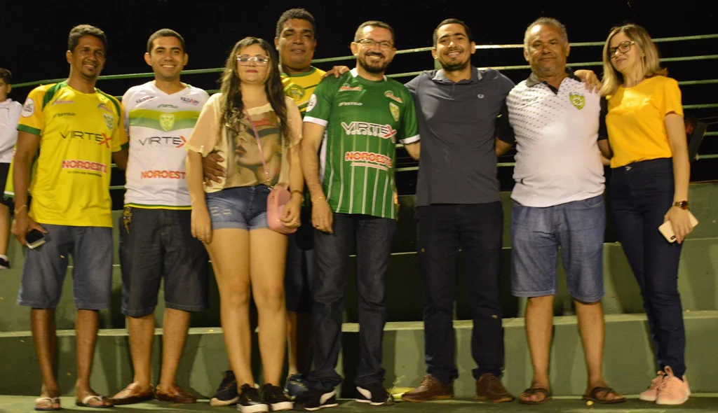 Padre Walmir e Maria Santana acompanham jogo das arquibancadas