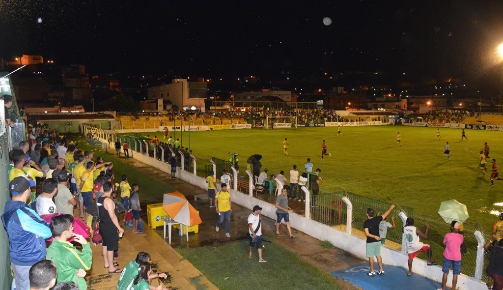 Torcida acompanha o jogo
