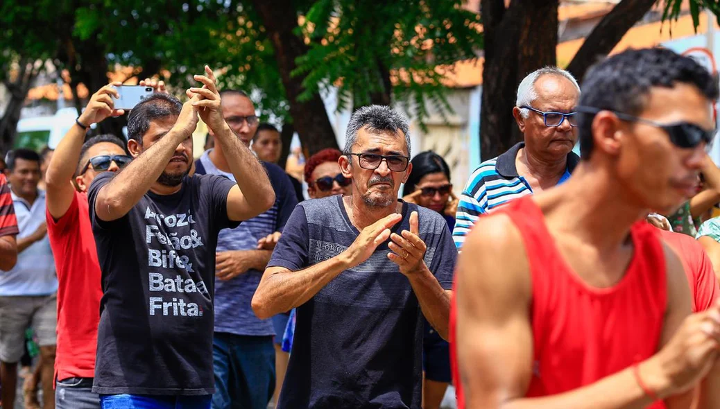 Amigos e familiares de Luciano Oliveira no cortejo