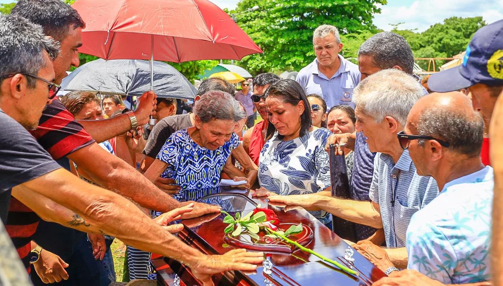 Amigos e familiares enterram Luciano Fonseca
