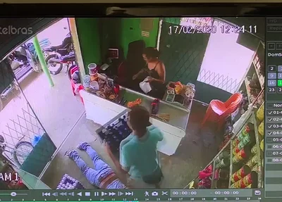 Bandido roubando cerveja de comércio