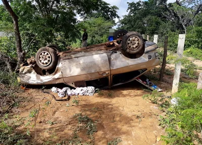 Carro capota e deixa 4 pessoas feridas