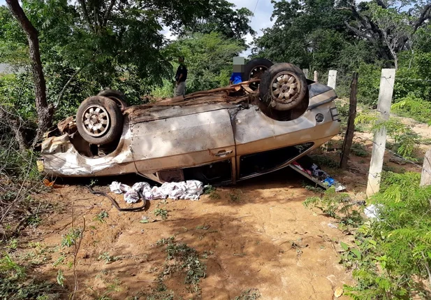 Carro capota e deixa 4 pessoas feridas