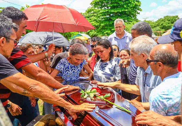 Cortejo e sepultamento do servidor Luciano Fonseca