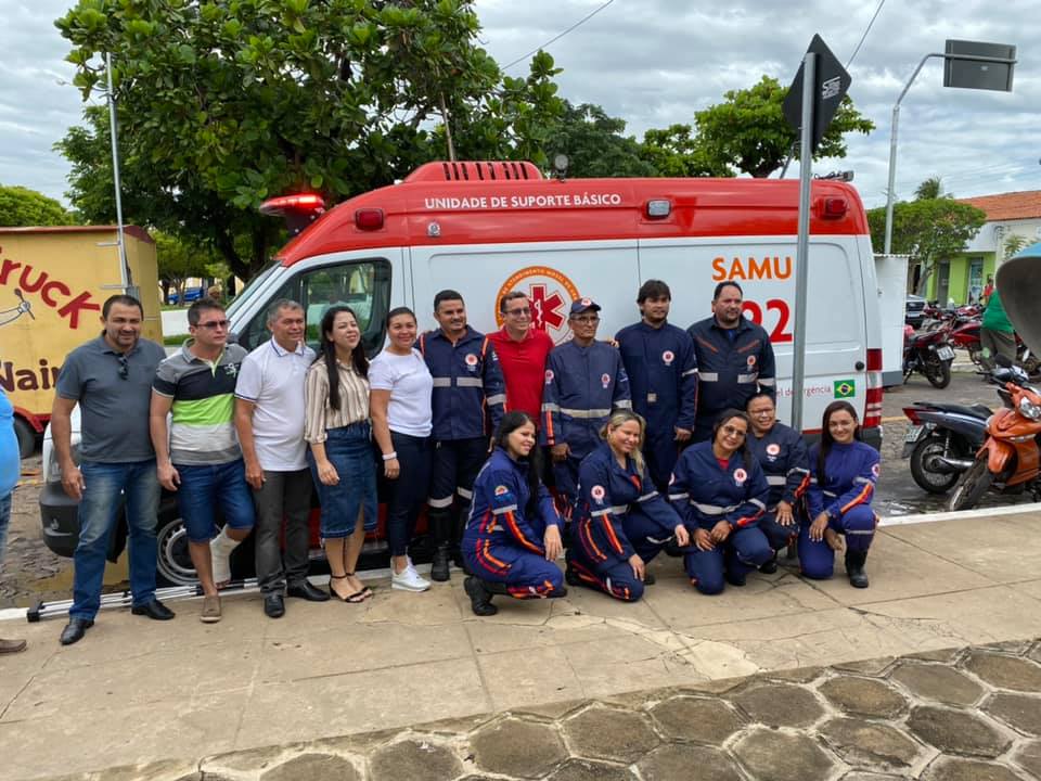 Prefeito Junior Percy entrega ambulância para o SAMU