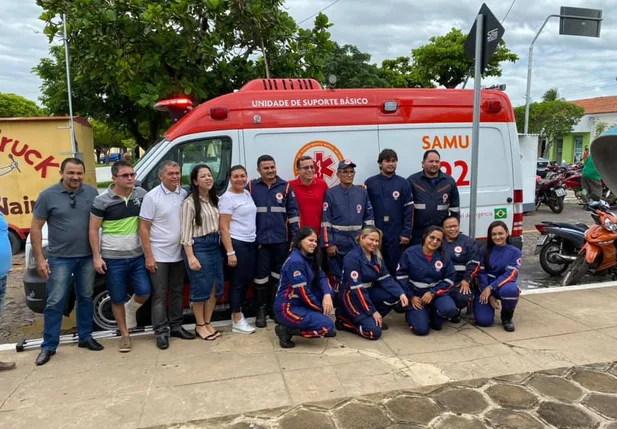 Prefeito Junior Percy entrega ambulância para o SAMU