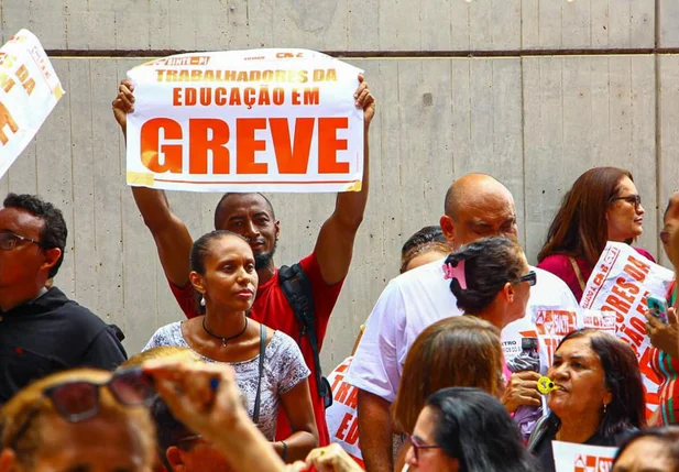 Professores protestam contra mensagem do Governo