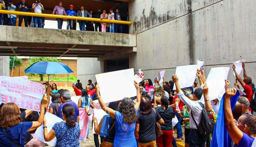 Professores do Estado fazem manifestação por reajuste