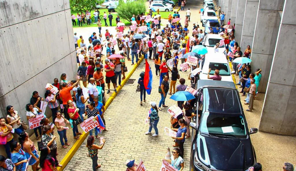 Professores do Estado fazem manifestação por reajuste
