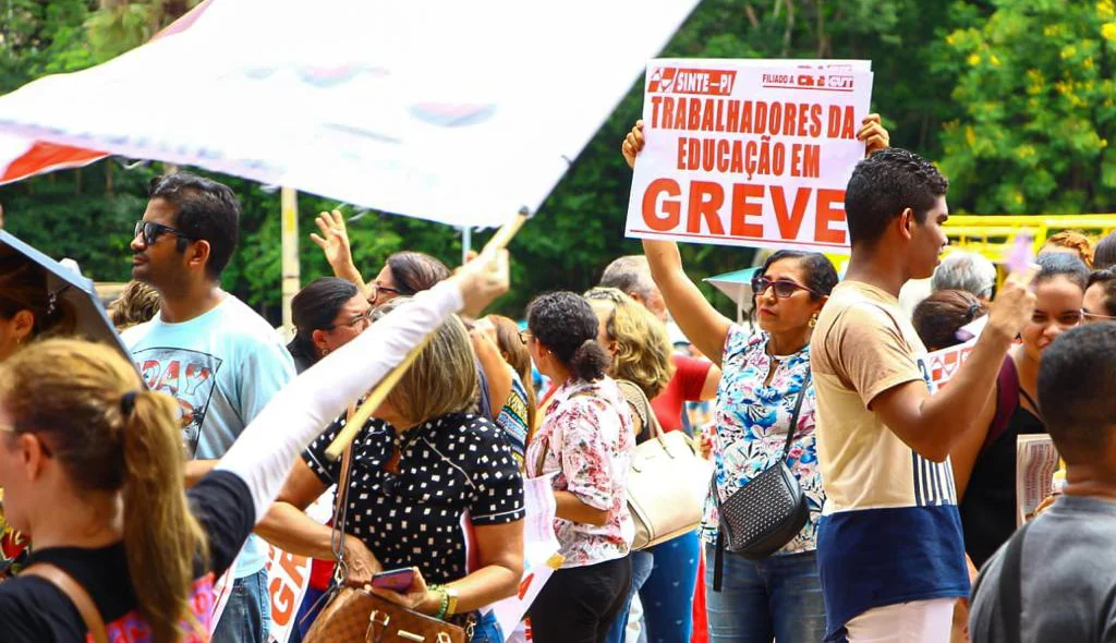 Professores na Alepi em protesto pelo reajuste salarial