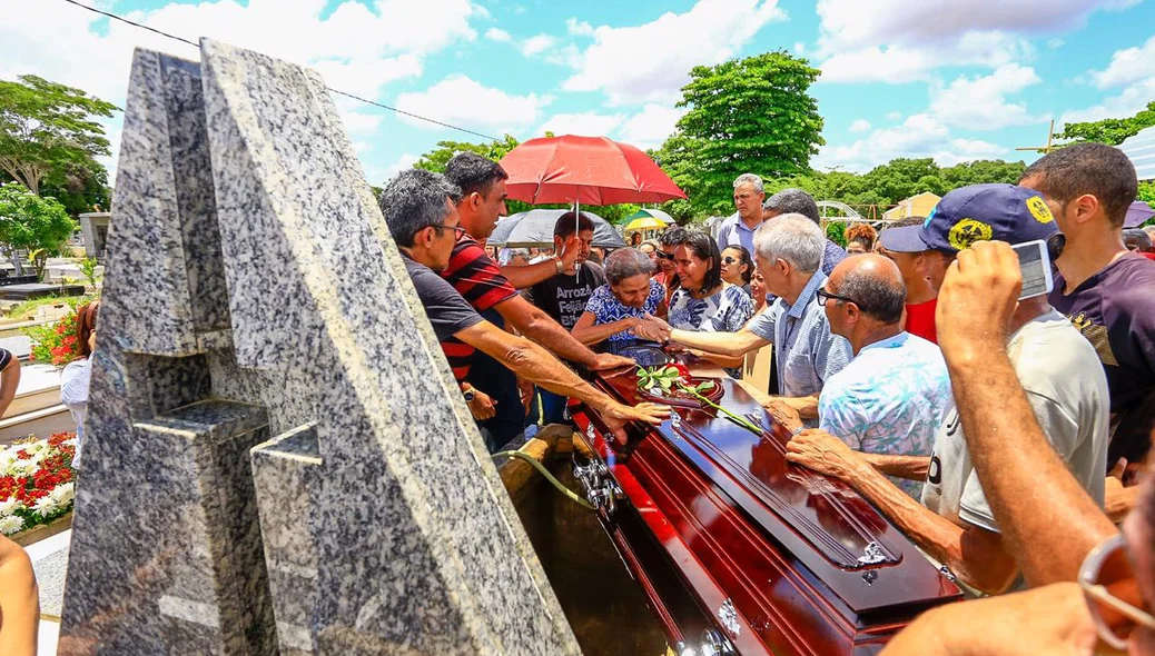 Sepultamento do servidor Luciano Oliveira