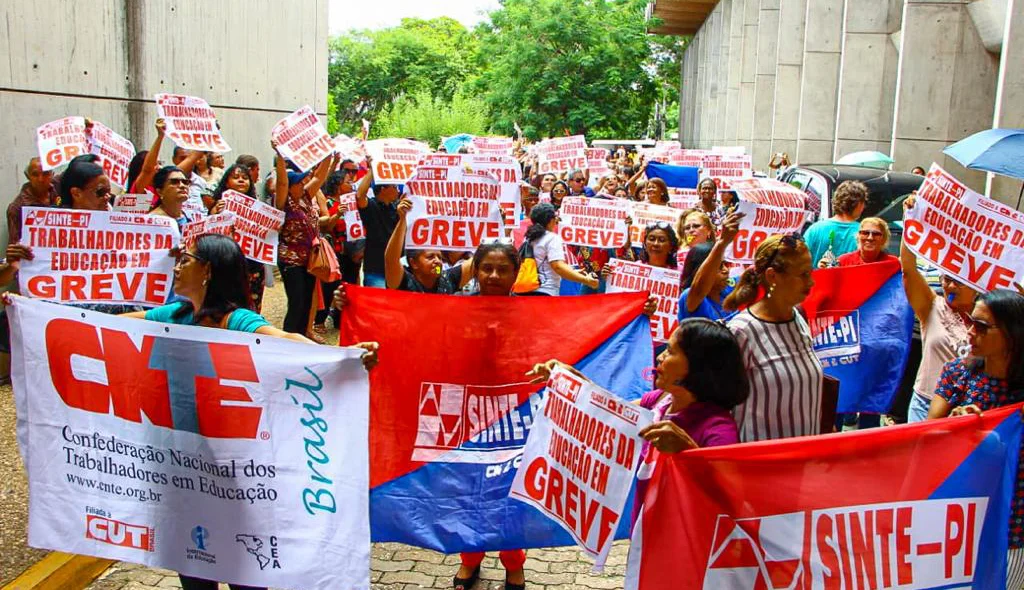 Trabalhadores da educação em greve- 2020